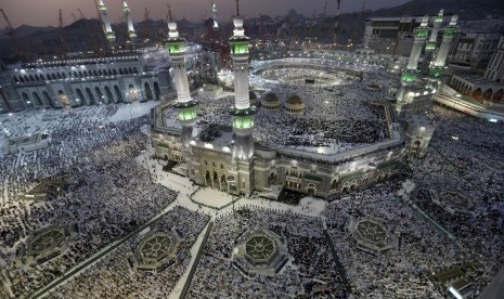 Penampakan Masjidil Haram di Makkah pada malam hari.
