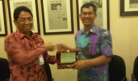 Pemimpin Redaksi Republika, Nashihin Masha (kanan) dan Ketua Arsip Nasional Republik Indonesia (ANRI) yang baru, Mustari Irawan.