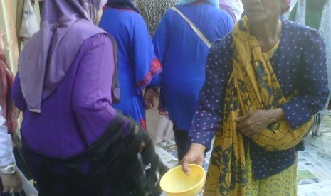 Pengemis ikut memadati pelaksanaan Shalat Idul Fitri di Masjid Agung Sunda Kelapa. Kamis (8/8)