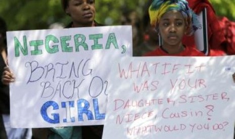 Pengunjuk rasa membawa poster di Washington DC, AS, menunjukkan dukungan agar penculikan perempuan di Nigeria segera dituntaskan.