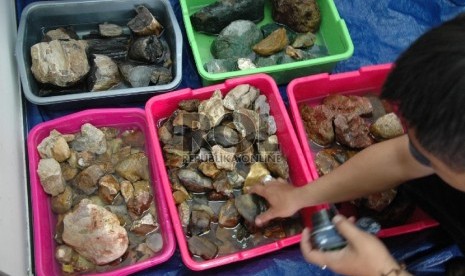  Pengunjung memilih bahan batu akik pada pameran batu mulia atau batu akik Gem Stone Festival yang digelar Radio Republik Indonesia (RRI) Bandung, Selasa (24/2). (Republika/Edi Yusuf)