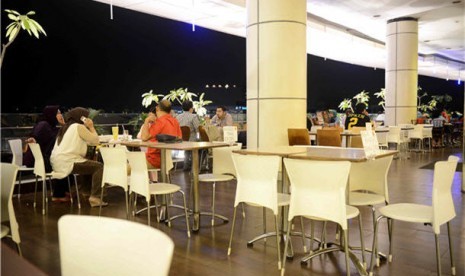 Pengunjung menikmati makanan di restoran di salah satu mall Jakarta. (ilustrasi) 