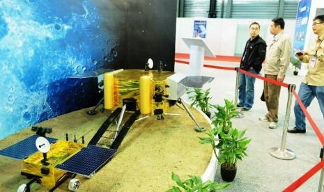 Pengunjung menyaksikan Moon Rover China
