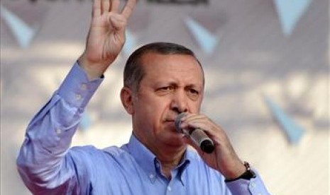 Perdana Menteri Turki Recep Tayyip Erdogan mengacungkan tangan simbol perlawanan rakyat Mesir terhadap kebiadaban militer mesir.