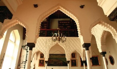 Perpustakaan pribadi di Istana Kornik dengan interior bergaya Moor.