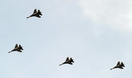 Pesawat Sukhoi milik TNI ambil bagian dalam latihan operasi laut gabungan di Perairan Laut Jawa, Selasa (3/6).