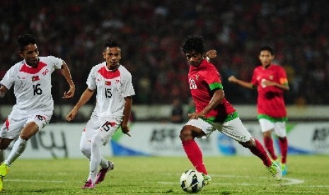 Pesepak bola tim nasional Indonesia, Ilham udin Armaiyn (kedua kanan) melepaskan tendangan kearah gawang Timor Leste dalam pertandingan babak semifinal Piala AFF U-19 Championship 2013 di Gelora Delta Sidoarjo, Jatim, Jumat (20/9) malam.