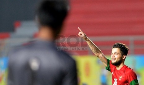   Pesepakbola Indonesia Diego Michiels melakukan selebrasi setelah mengalahkan Turki di Stadion Gelora Sriwijaya Jakabaring, Palembang, Sumsel, Jumat (27/9).   (Republika/Prayogi)