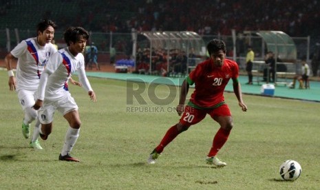 Pesepakbola Indonesia Ilham Udin (kanan) berhadapan dengan pemain Korea Selatan dalam laga kualifikasi group G AFC U-19 di Gelora Bung Karno, Senayan, Jakarta, Sabtu (12/10).   (Republika/Yasin Habibi)