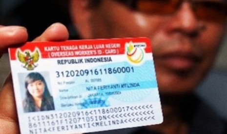 Petugas dari Badan Nasional Penempatan dan Perlindungan Tenaga Kerja Indonesia (BNP2TKI), menunjukkan Kartu Tenaga Kerja Luar Negeri(KTKLN). 