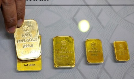 _TOP_ PT Rifan Financindo - China Berniat Damai, Dolar Singapura Malah Melemah Lagi petugas-menunjukan-contoh-emas-batangan-atau-logam-mulia-produksi-_140531082901-791