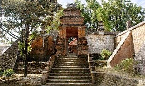 Pintu gerbang menuju makam raja-raja Mataram di Kotagede, Yogyakarta.