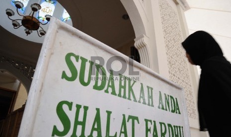 Plang ajakan Shalat dipasang pada pintu masuk didepan Masjid Husnul Khotimah, Jakarta Pusat, Rabu (21/1). (Republika/ Tahta Aidilla)