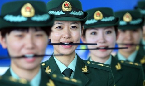 Waduh, Rupanya Begini Cara Polwan Cina Lebih Ramah  http://www.jadigitu.com/2012/11/beginilah-polisi-wanita-berlatih-senyum.html