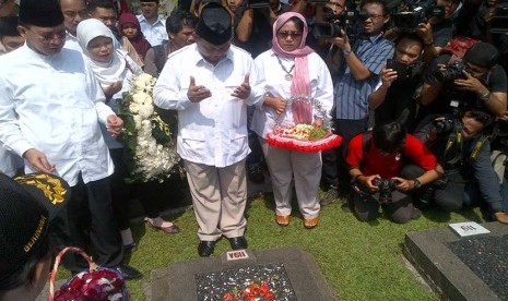 Prabowo dan Hatta melakukan ziarah ke taman makam pahlawan, Kalibata, Jakarta Selatan, Selasa (20/5)