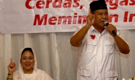  Prabowo Subianto didampingi mantan istrinya, Titiek Soeharto memberikan orasi di kediaman Probosutedjo, Yogyakarta, Selasa (1/7).