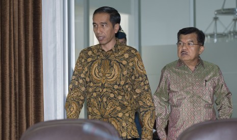 Presiden Joko Widodo (kiri) dan Wapres Jusuf Kalla berjalan menuju ruang rapat kabinet terbatas di Kantor Kepresidenan, Jakarta, Rabu (1/4).