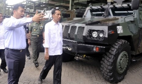   Presiden Jokowi bersama Dirut PT Pindad Silmy Karim.