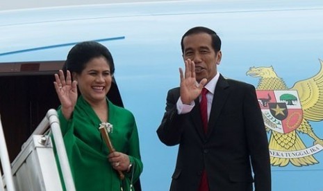 Presiden Jokowi dan Ibu Negara Iriana di atas pesawat kepresidenan