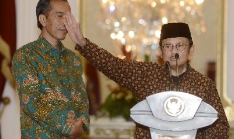 Presiden Jokowi mendampingi Presiden RI ke-3 BJ Habibie dalam konferensi pers di Istana Merdeka, Kamis (29/1).