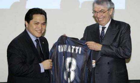  Presiden klub Inter Milan Erick Thohir (kiri) bersama Massimo Moratti memegang jersey Inter Milan saat mereka berpose sebelum konferensi pers di Milan, Jumat (15/11).