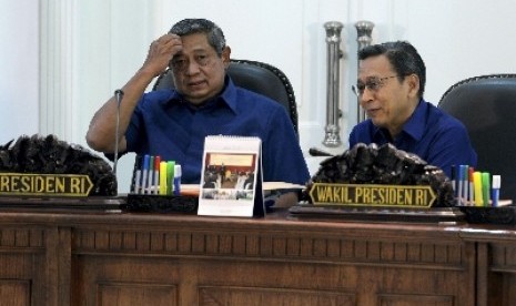 Presiden Susilo Bambang Yudhoyono (kiri) berbincang dengan Wapres Boediono (kanan)