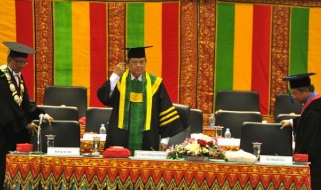 Presiden Susilo Bambang Yudhoyono (tengah) didampingi Mendikbud M Nuh (kanan) dan Rektor Universitas Syiah Kuala Samsul Rizal (kiri) menghadiri rapat senat terbuka di Universitas Syiah Kuala, Banda Aceh, NAD, Kamis (19/9). Presiden dianugerahi gelar Doctor