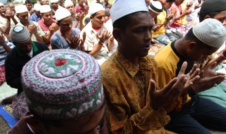 Puluhan imigran etnis Rohingya, Myanmar dan Banglades berdoa usai melaksanakan shalat berjamaah di lokasi penampungan Imigrasi kelas I khusus Medan, Sumatera Utara, Jumat (29/5). 