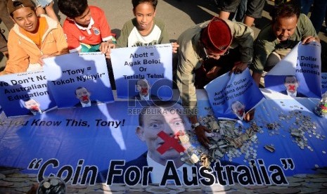   Ratusan masyarakat yang tergabung dalam koalisi pro Indonesia menggelar gerakan Koin untuk Australia di Bundaran HI, Jakarta, Ahad (22/2).  (Republika/Yasin Habibi)