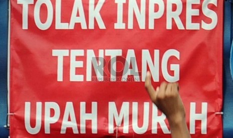  Ribuan buruh melakukan aksi mogok kerja di kawasan industri EJIP Cikarang, Jawa Barat, Jumat (1/11).  (Republika/ Tahta Aidilla)