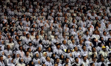  Ribuan guru menghadiri acara puncak peringatan Hari Guru Nasional Tahun 2013 dan HUT ke-68 Persatuan Guru Republik Indonesia (PGRI) di Istora Senayan, Jakarta, Rabu (27/11). (Republika/Prayogi)