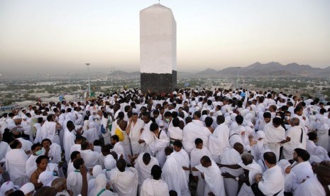Ribuan jamaah haji berdoa di bukit Jabal Rahmah, saat melaksanakan ibadah wukuf di Arafah, Senin (14/10).  (AP/Amr Nabil)
