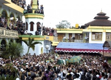 Ribuan jamaah pondok pesantren Suryalaya memadati halaman masjid jami 