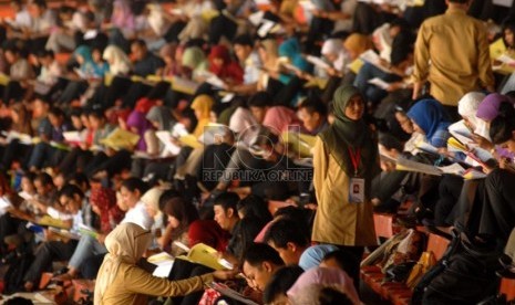  Ribuan peserta mengikuti ujian Calon Pegawai Negeri Sipil (CPNS) Kementerian Kesehatan di Stadion Gelora Bung Karno, Jakarta, Ahad (3/11).  (Republika/Rakhmawaty La'lang)