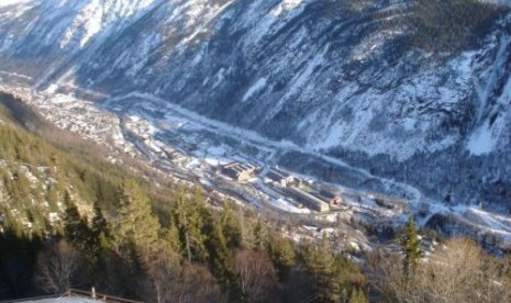 Rjukan, kota kecil industri yang terkenal dan terletak di lembah sempit di Norwegia Tengah.