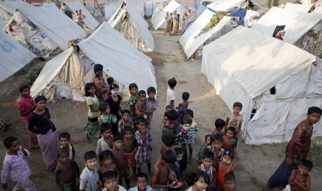 Rohingya Muslims pass the time at a camp for people displaced by violence, near Sittwe April 26, 2013.
