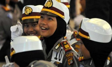 Sejumlah anak berjilbab mengenakan seragam Polwan mengikuti kegiatan Lomba Polisi Cilik  dalam rangka Hari Bhayangkara ke-67 di Blok M Square, Jakarta Selatan, Sabtu (8/6).