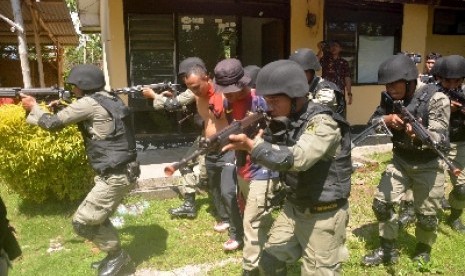 Sejumlah anggota Bmenyergap teroris di Markas Komando Brimob Kompi 3 Detasemen B Pelopor Satbrimob Polda Jatim, Bondowoso, Jawa Timur, Sabtu (17/1). 