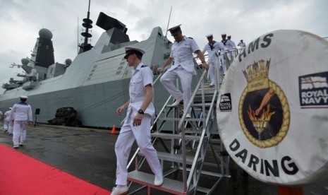 Sejumlah awak Kapal Perang Angkatan Laut Inggris HMS Daring menuruni tangga usai berlabuh di Pelabuhan Tanjung Priok, Jakarta Utara, Jumat (17/1).