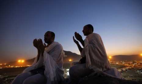 Sejumlah jamaah haji  berdoa  di bukit Jabal Rahmah saat melaksanakan ibadah wukuf di Arafah, Senin (14/10).  (AP/Amr Nabil)