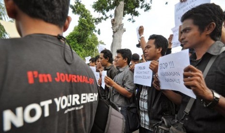  Sejumlah jurnalis Mataram membawa poster saat melakukan aksi damai   terkait peristiwa kekerasan dan pengrusakan kantor TVRI Gorontalo di   Mapolda NTB, Mataram, Kamis (28/3).  (Antara/Ahmad Subaidi)