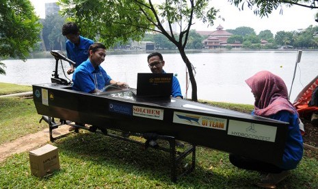 Sejumlah mahasiswa Fakultas Teknik UI memeriksa mesin Kapal Plat Datar hasil inovasi mereka sebelum melakukan ujicoba di Danau Kenanga Universitas Indonesia, Depok, Jawa Barat, Senin (9/5).