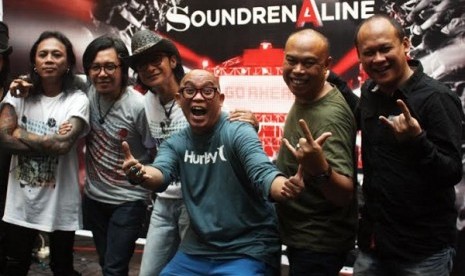 Sejumlah musisi pendukung Soundrenaline 2014 berfoto bersama usai jumpa pers, Selasa (29/4)