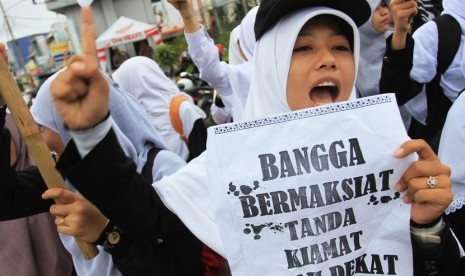  Sejumlah Muslimah Hizbut Tahrir Indonesia (HTI) berunjuk rasa menolak seks bebas di Bundaran Majestik, Medan, Sumut, Ahad (1/12). 