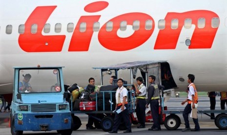 Sejumlah pekerja memasukkan tas para penumpang ke dalam bagasi pesawat Lion Air rute Yogyakarta - Jakarta di Bandara Adi Sucipto, Yogyakarta, Rabu (29/2). Pemprov DIY mewacanakan pembangunan bandara baru untuk menggantikan Bandara Adi Sucipto di Kabupaten 