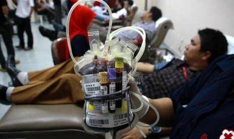  Sejumlah pendonor tengah diambil darahnya di kantor PMI Provinsi DKI Jakarta, Jumat (12/7).   (Republika/ Yasin Habibi)