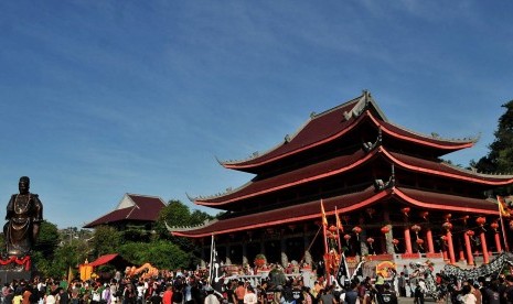 Sejumlah pengunjung menyaksikan atraksi liong dan barongsai pada kirab perayaan kedatangan Laksamana Cheng Ho (Sam Poo Tay Djien) ke-606, di Kelenteng Sam Poo Kong Semarang, Jawa Tengah.