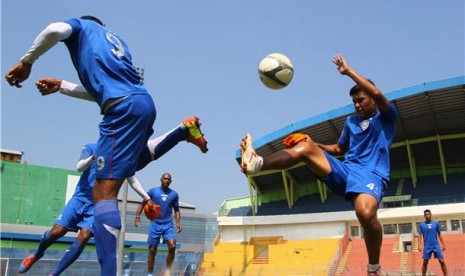 Sejumlah pesepakbola Arema Indonesia Cronous berlatih di stadion Gajayana, Malang, Jawa Timur. 