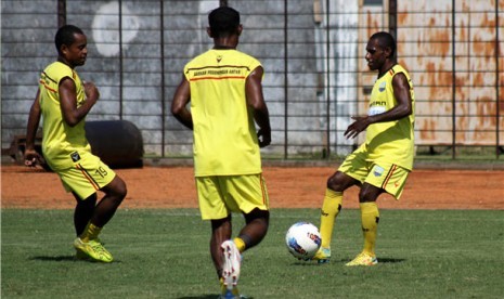  Sejumlah pesepakbola Perseman Manokwari melakukan ujicoba lapangan. (ilustrasi) 