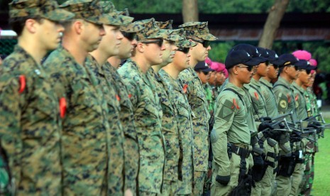 Sejumlah prajurit Taifib Korps Marinir TNI AL dan US MARSOC mengikuti upacara pembukaan latihan dengan sandi Lantern Iron 15-5524 di Pusat Latihan Tempur Korps Marinir Baluran, Karangtekok, Situbondo, Jatim, Kamis (19/3).